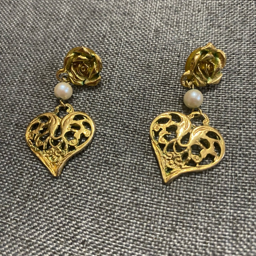 Gold tone heart/flower design faux pearl beads with pierced earrings.  Appx 2”